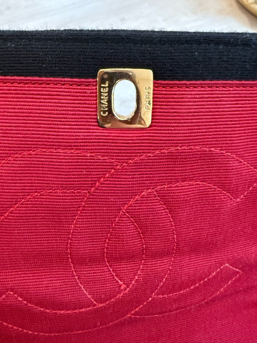 CHANEL Black Quilted Shoulder Bag with Gold Chain - Picture 6 of 10